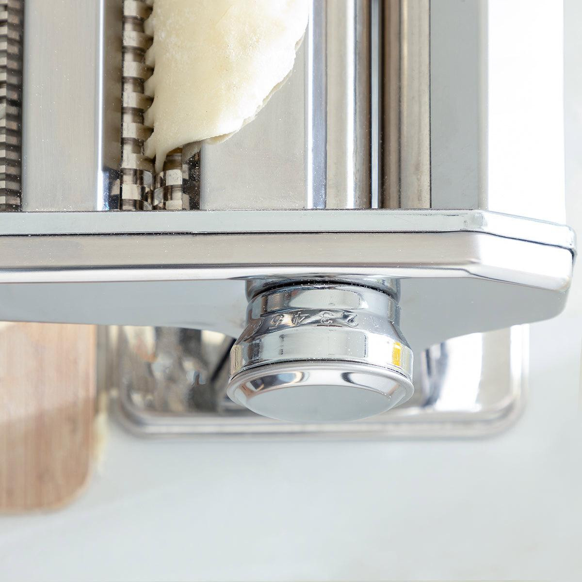 Pasta Machine in Metal - 3 Cutting Rollers