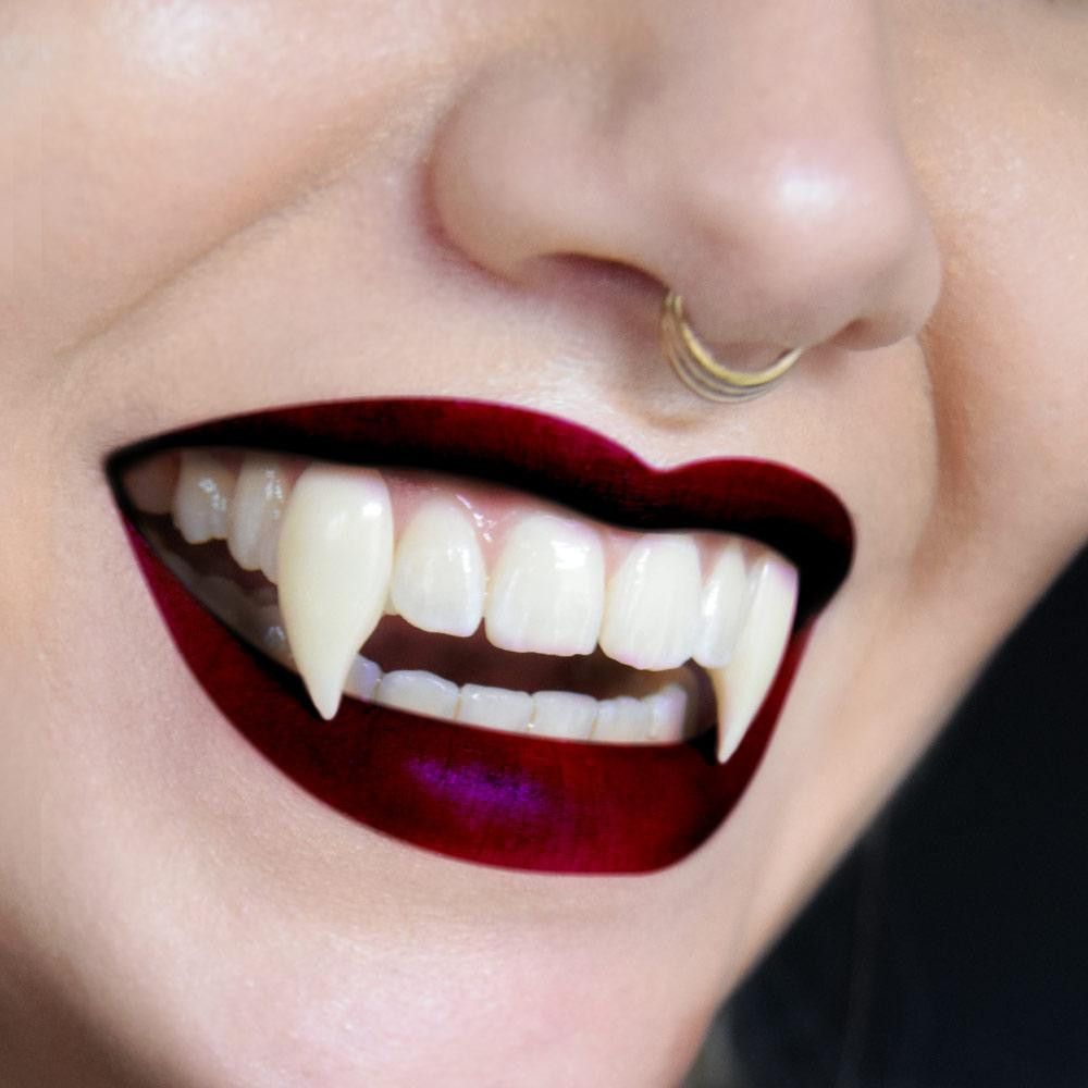 Denti da vampiro con composto da colata