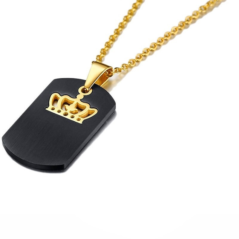 Colar preto e dourado com coroa da rainha