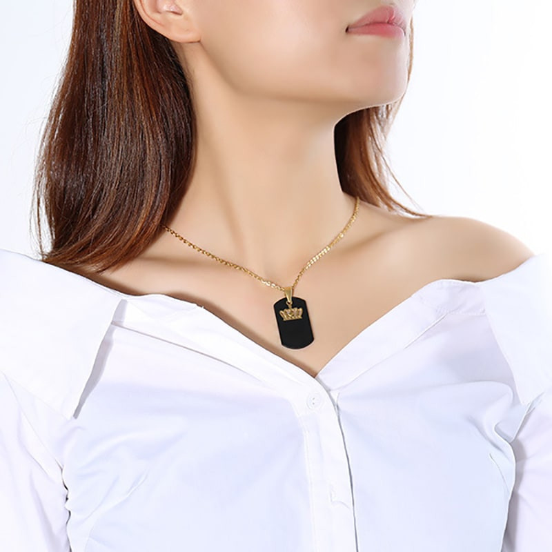 Colar preto e dourado com coroa da rainha