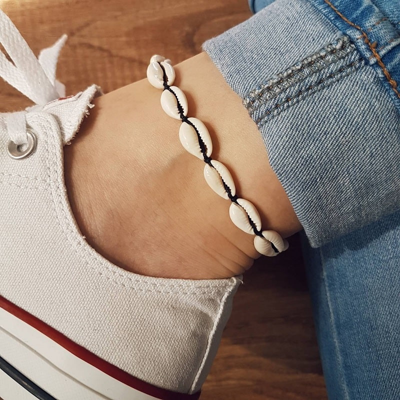 Adjustable Bracelet with white shells - White