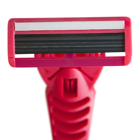 Razor with replaceable blades in a storage box - Red