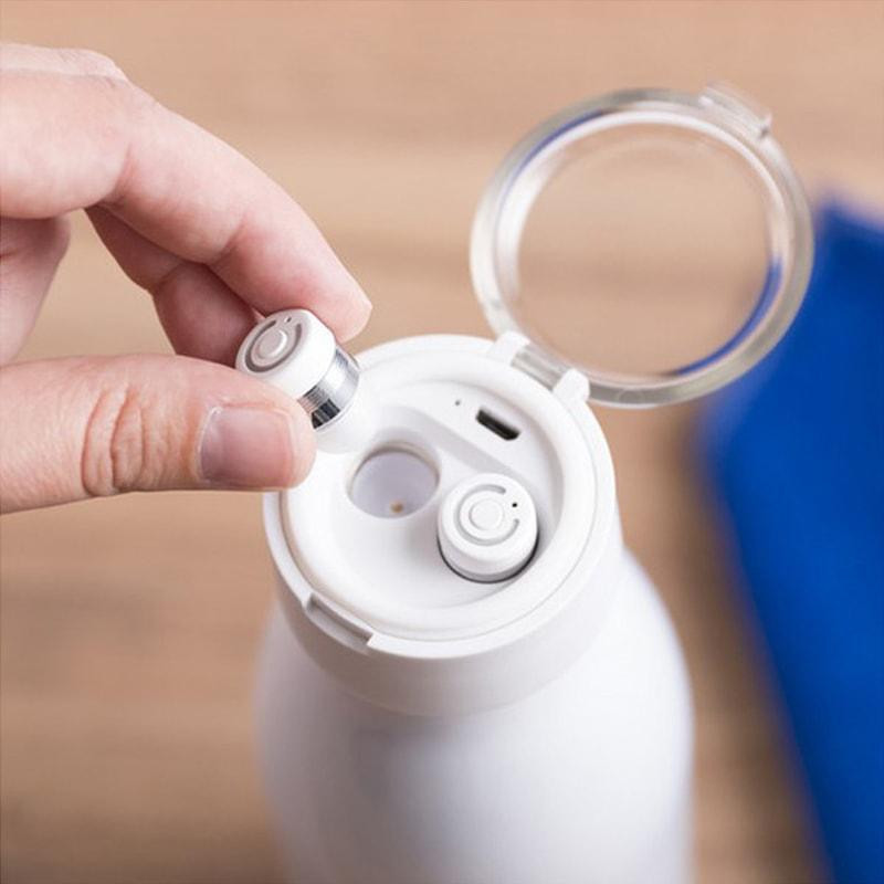 Botella de agua termal con auriculares inalámbricos