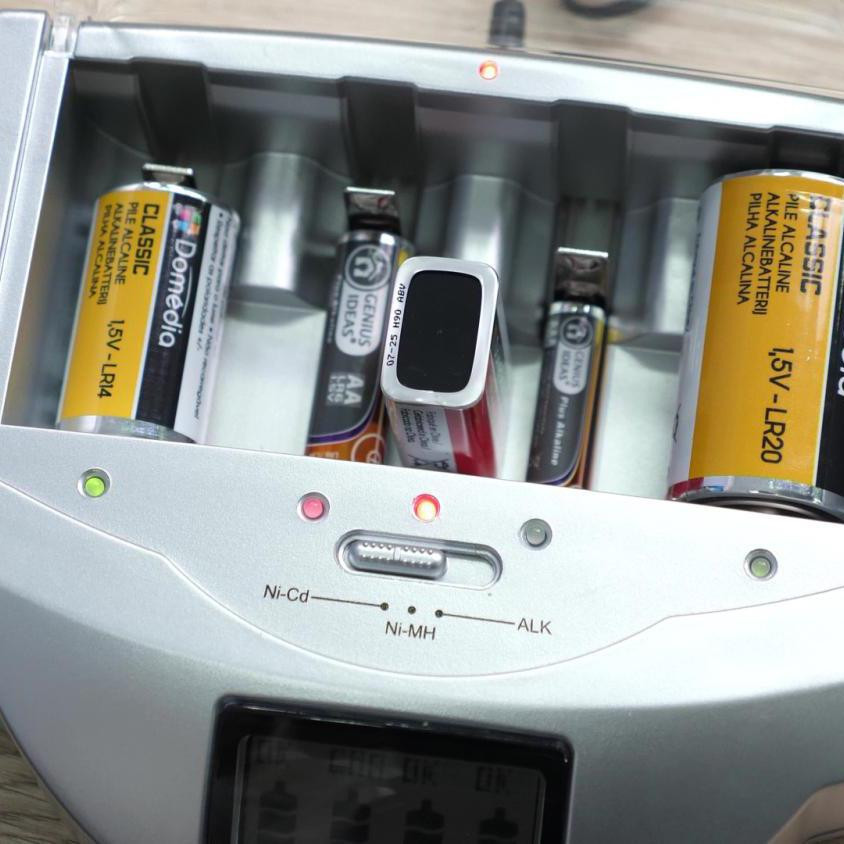 Universal-Ladegerät mit LCD-Display